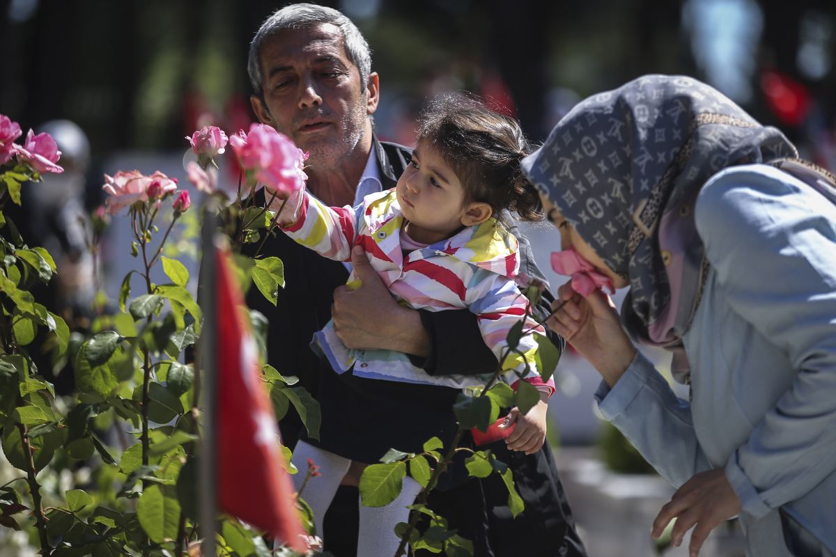 Şehitliklerde hüzünlü bayram