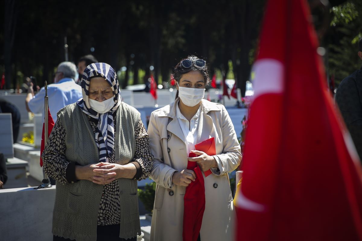 Şehitliklerde hüzünlü bayram