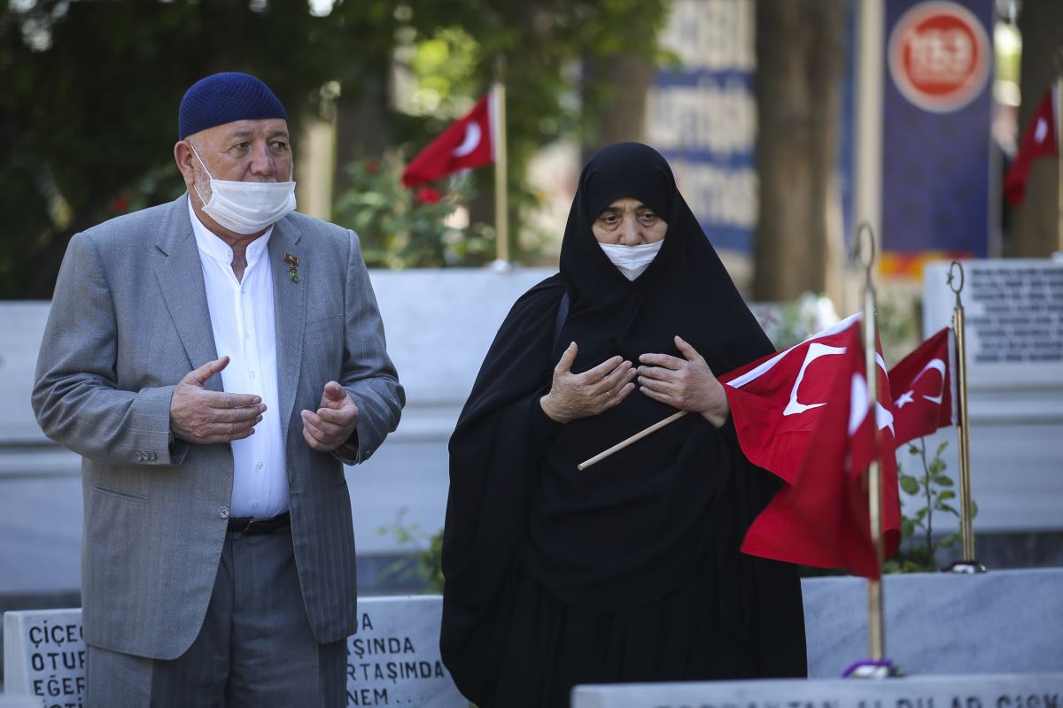 Şehitliklerde hüzünlü bayram