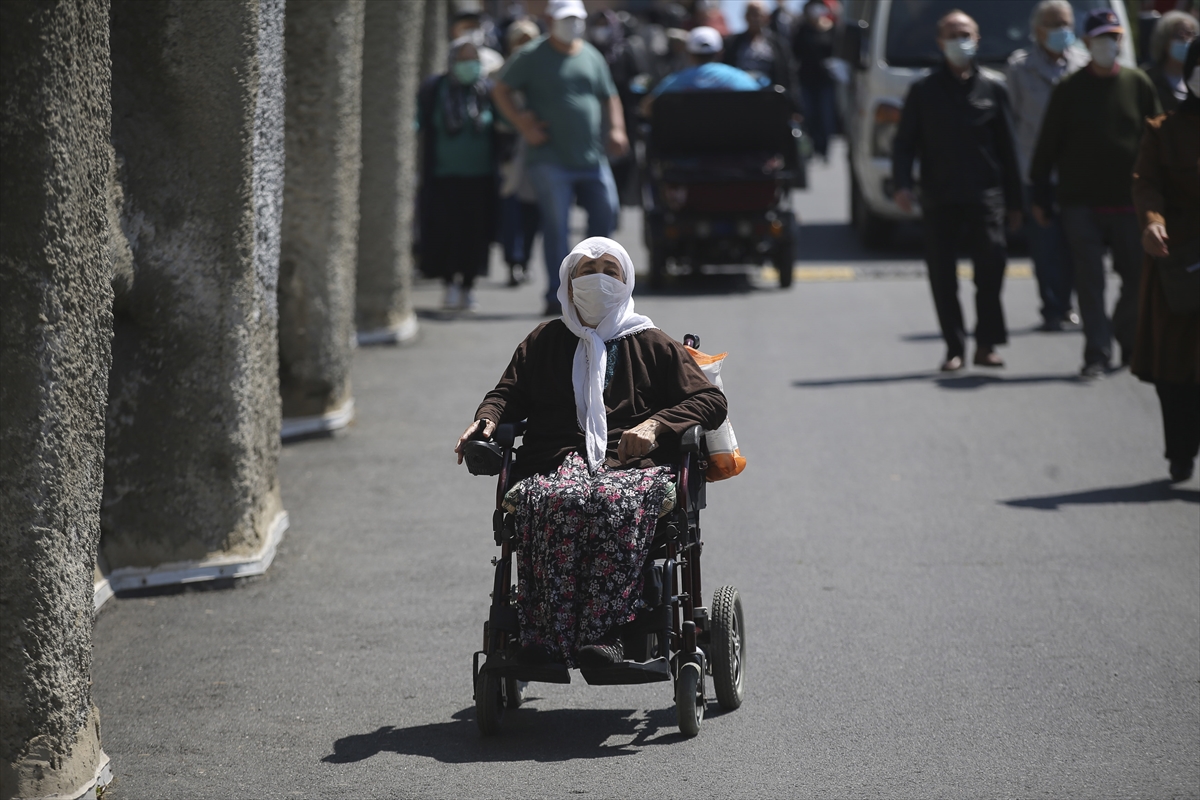 İstanbul'da 65 yaş ve üstü vatandaşlar bayramda güneşli havanın tadını çıkardı