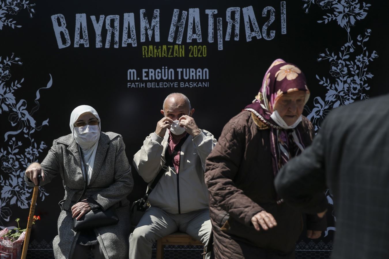 İstanbul'da 65 yaş ve üstü vatandaşlar bayramda güneşli havanın tadını çıkardı