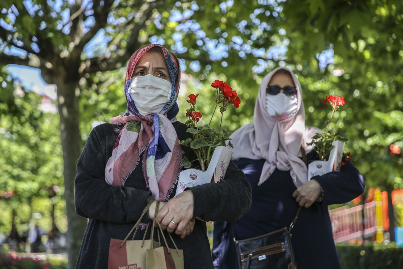 İstanbul'da 65 yaş ve üstü vatandaşlar bayramda güneşli havanın tadını çıkardı