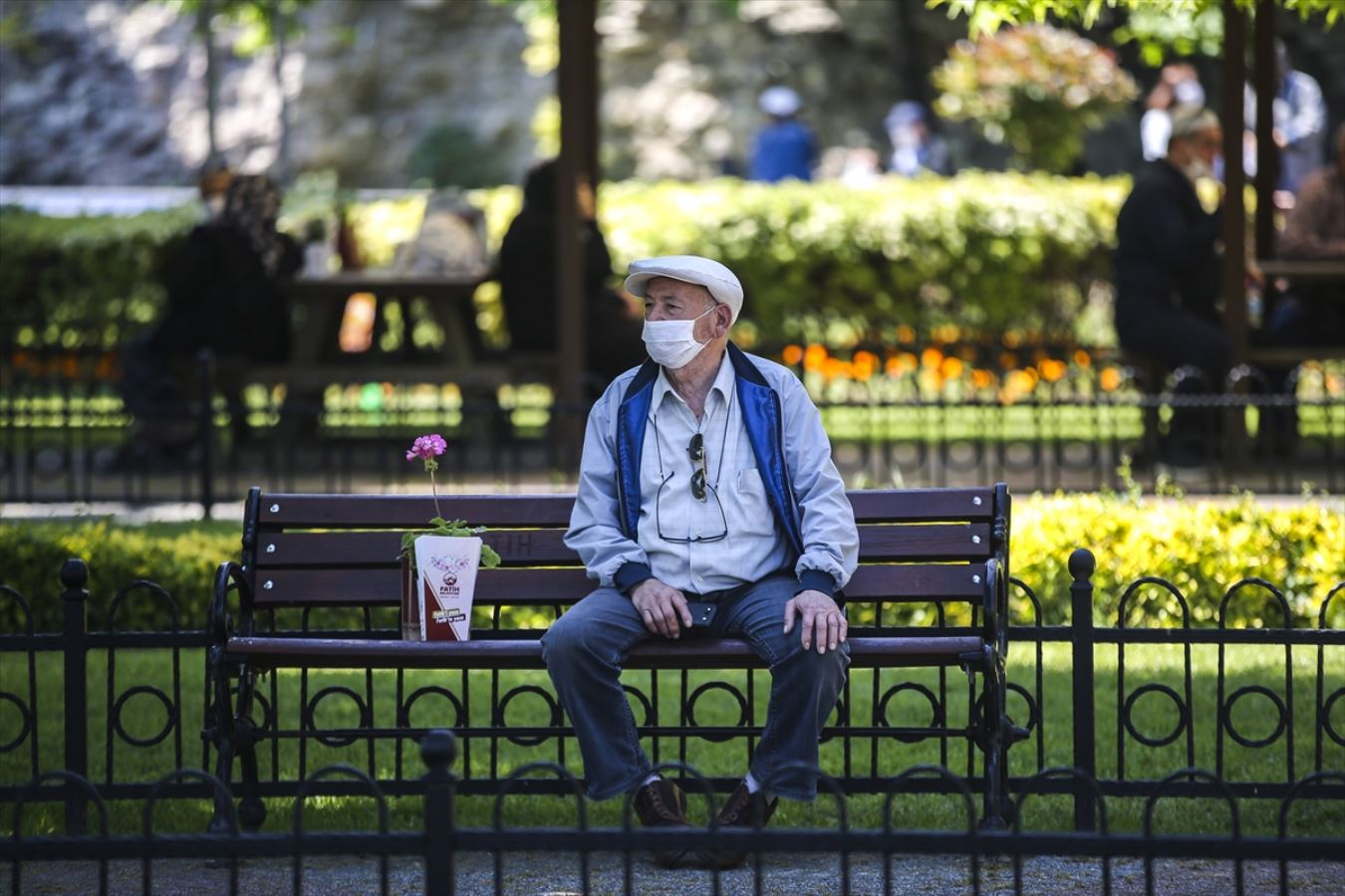 İstanbul'da 65 yaş ve üstü vatandaşlar bayramda güneşli havanın tadını çıkardı