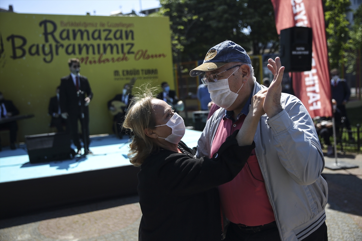 İstanbul'da 65 yaş ve üstü vatandaşlar bayramda güneşli havanın tadını çıkardı