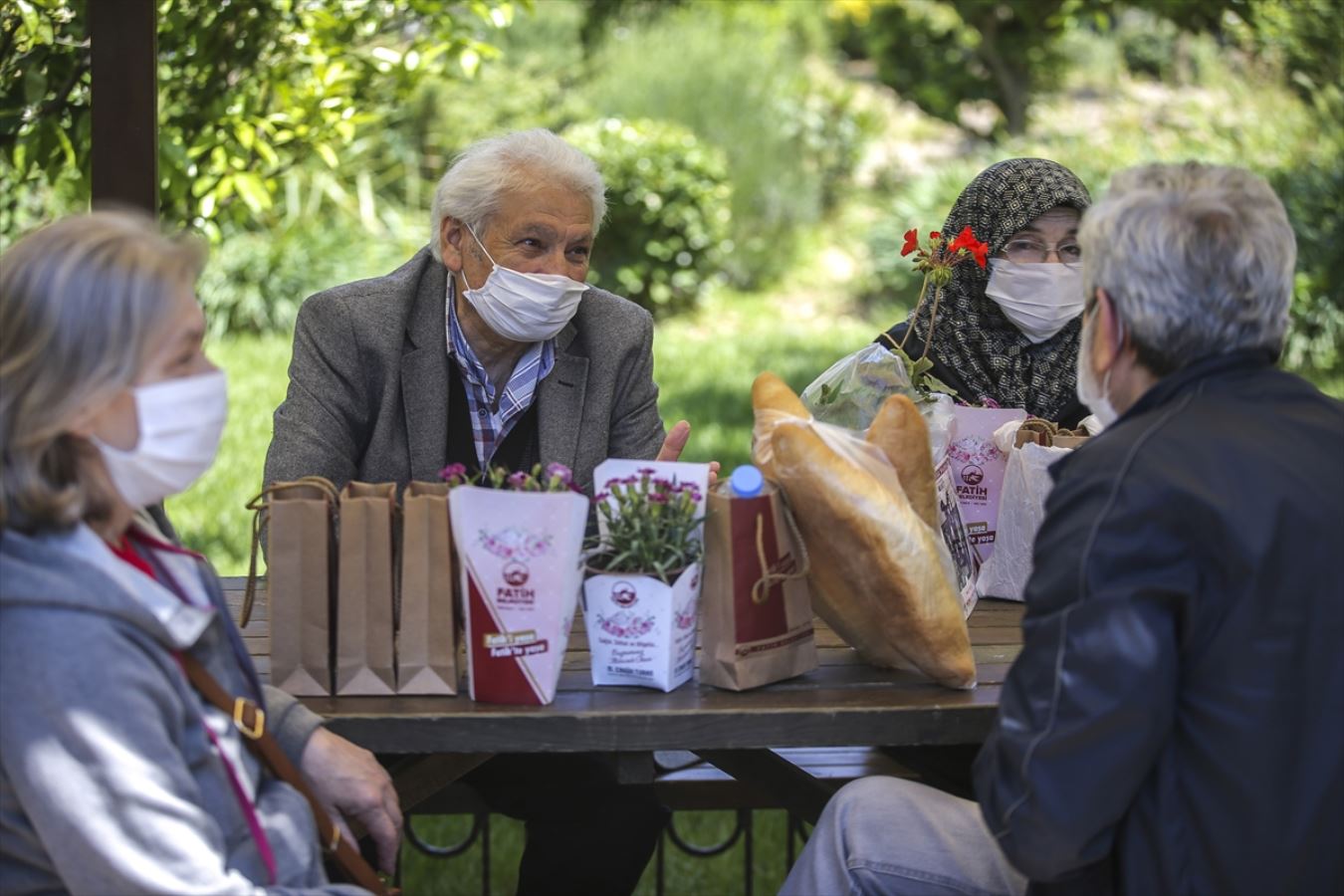 İstanbul'da 65 yaş ve üstü vatandaşlar bayramda güneşli havanın tadını çıkardı