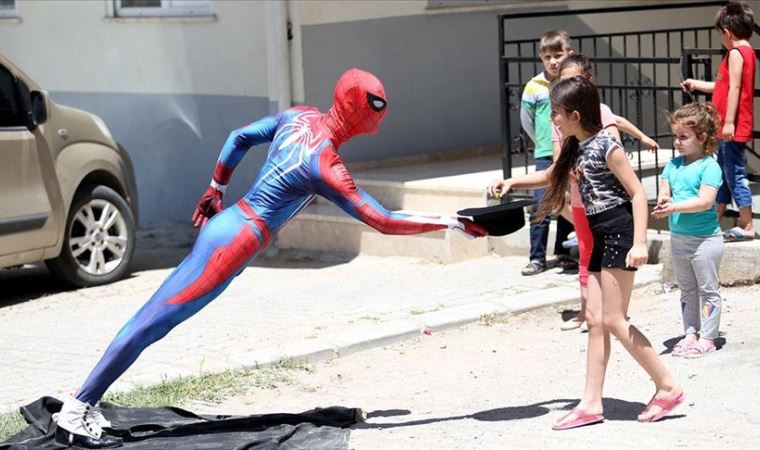 Antalyalı 'Örümcek Adam'dan çocuklara bayram şekeri