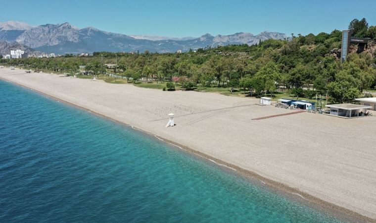 Dünyaca ünlü Konyaaltı Plajı'nda deniz keyfi sosyal mesafeli olacak