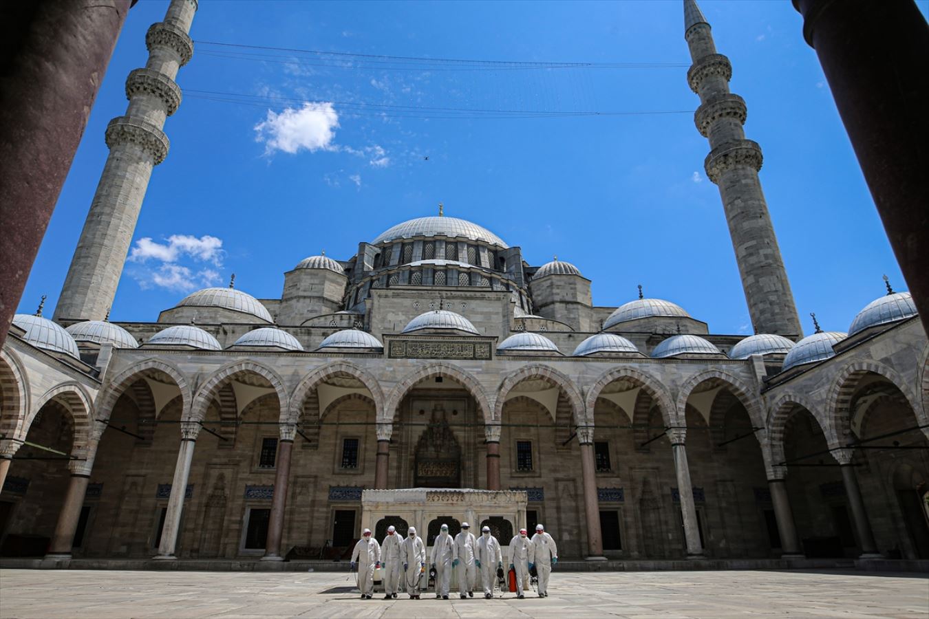 İstanbul'da ibadete açılacak camiler dezenfekte ediliyor