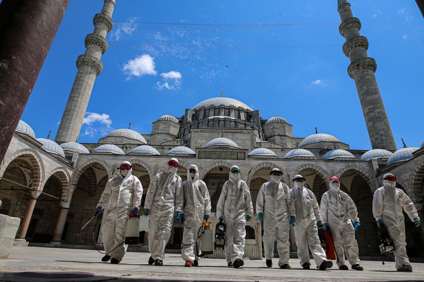 İstanbul'da ibadete açılacak camiler dezenfekte ediliyor