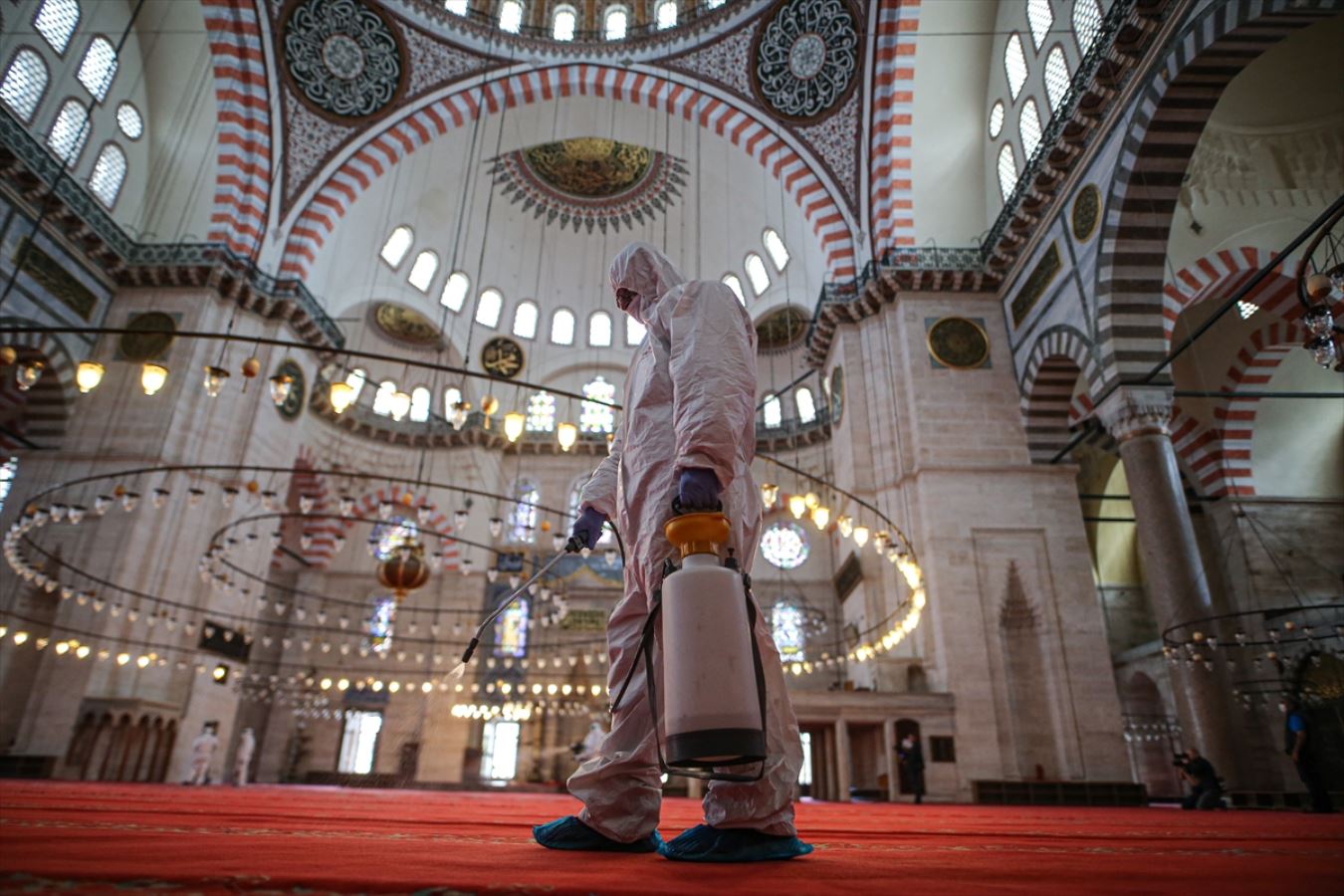 İstanbul'da ibadete açılacak camiler dezenfekte ediliyor