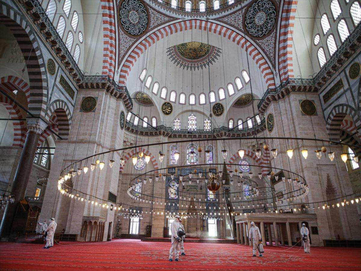 İstanbul'da ibadete açılacak camiler dezenfekte ediliyor