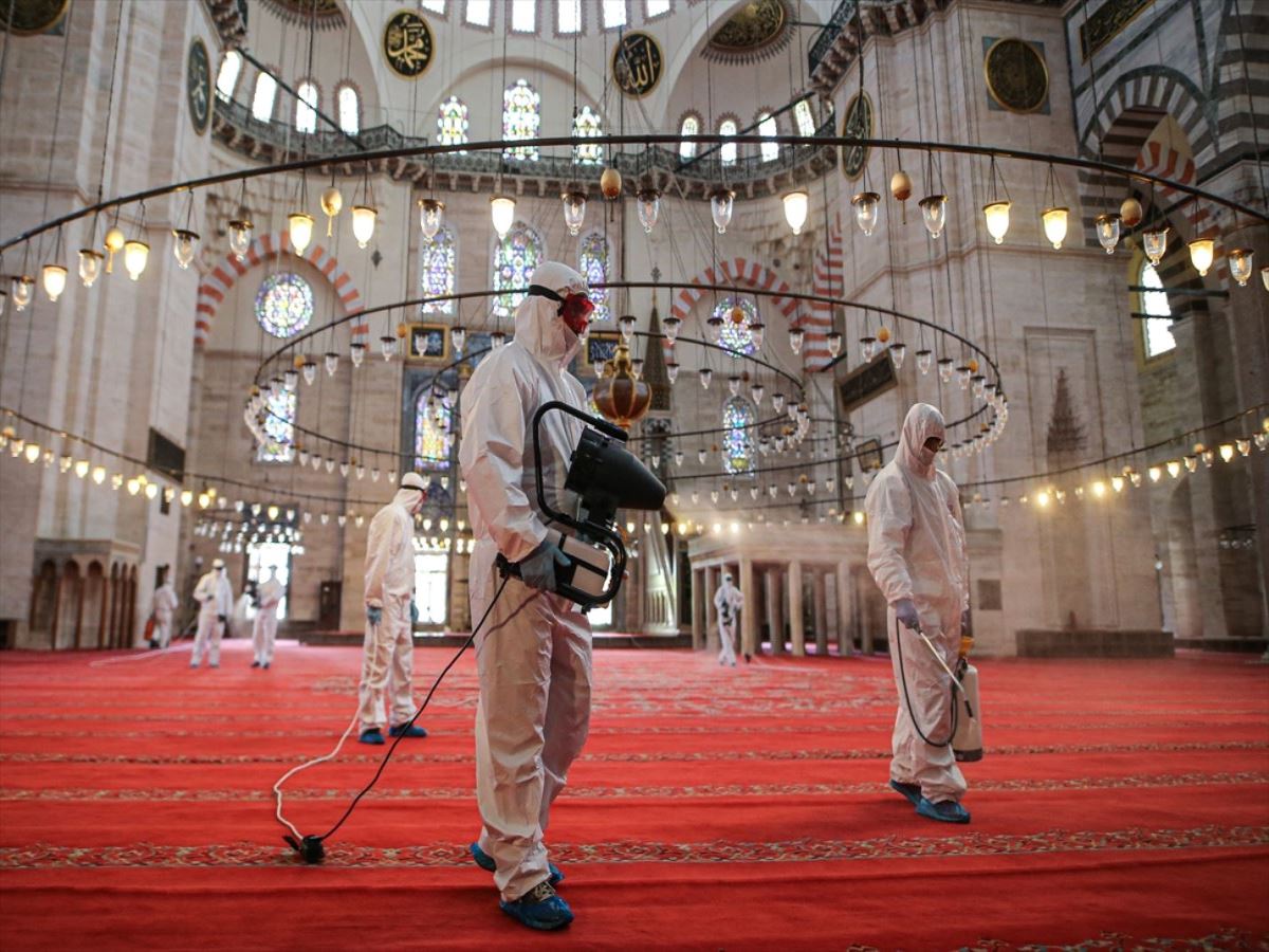 İstanbul'da ibadete açılacak camiler dezenfekte ediliyor