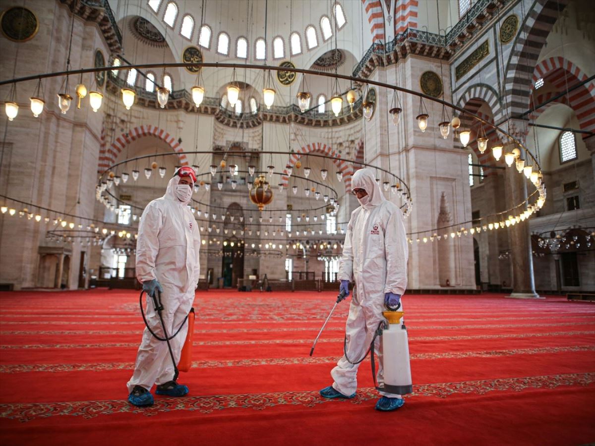 İstanbul'da ibadete açılacak camiler dezenfekte ediliyor