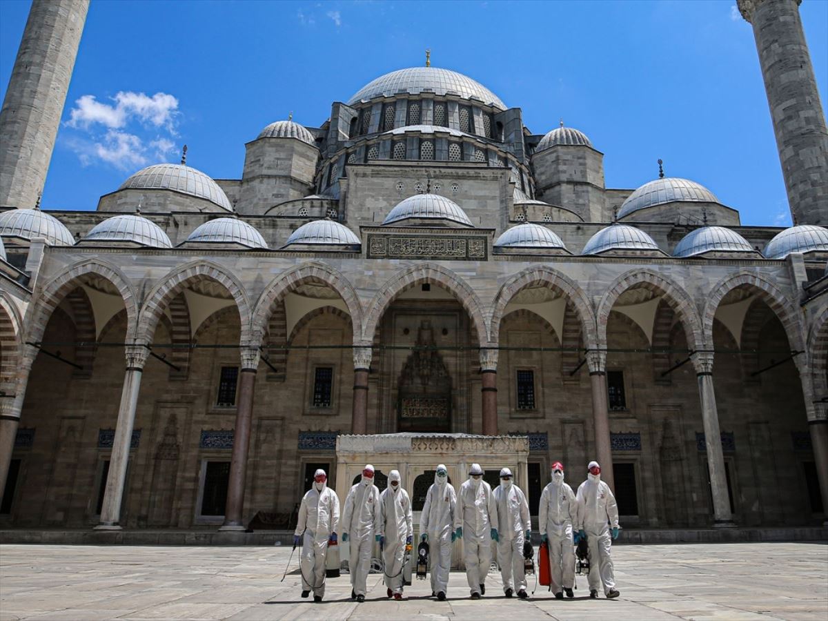 İstanbul'da ibadete açılacak camiler dezenfekte ediliyor