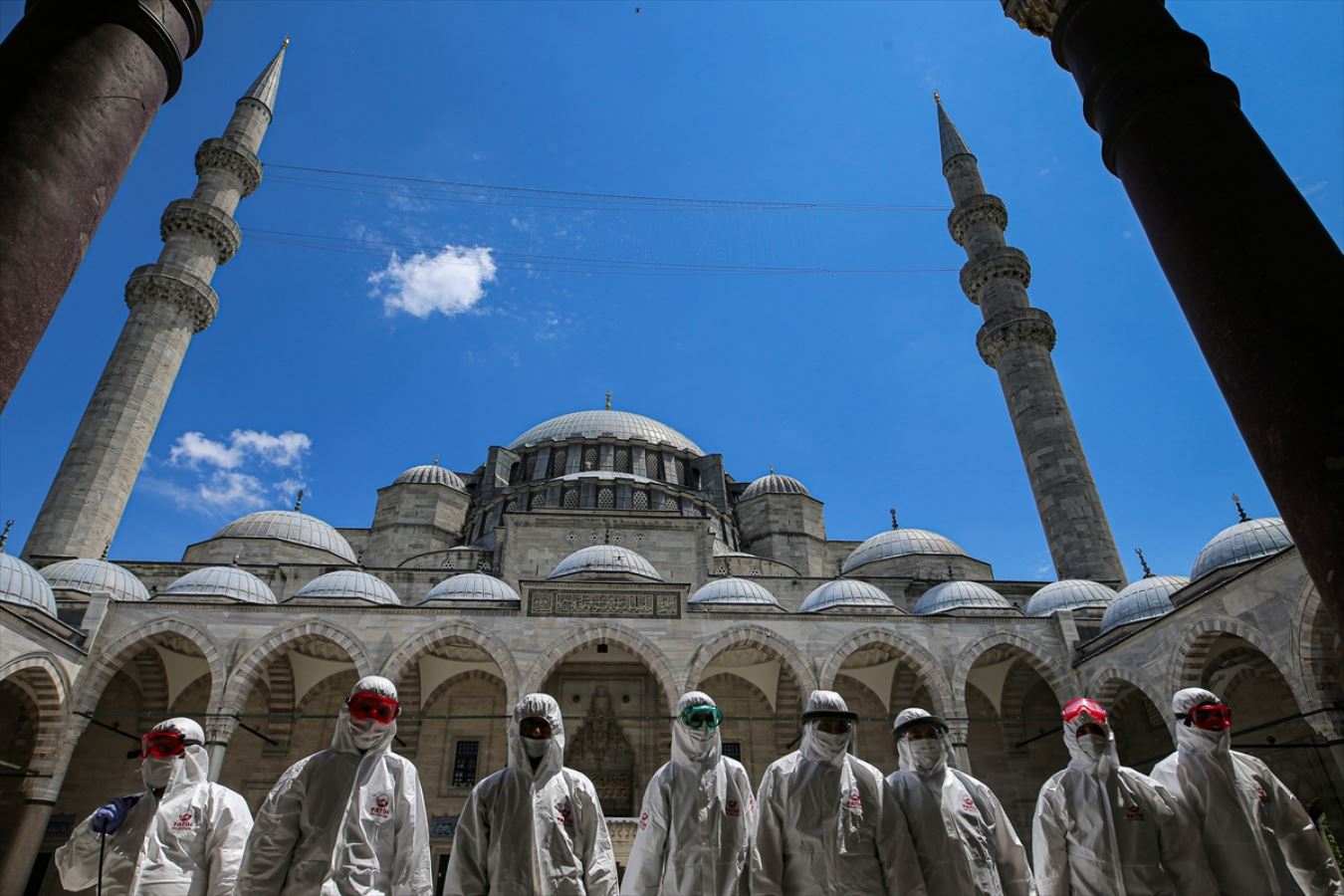 İstanbul'da ibadete açılacak camiler dezenfekte ediliyor