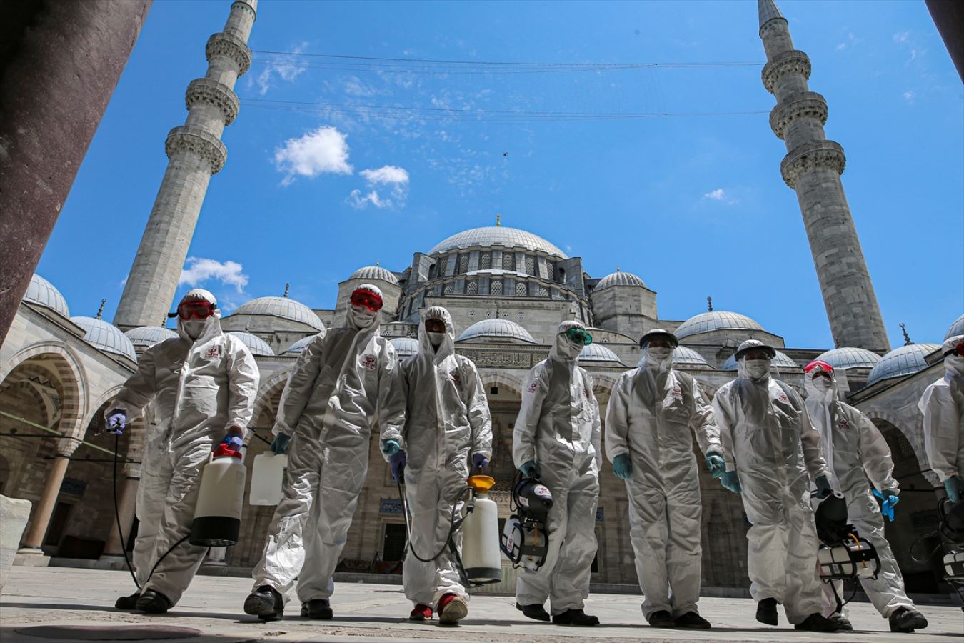 İstanbul'da ibadete açılacak camiler dezenfekte ediliyor