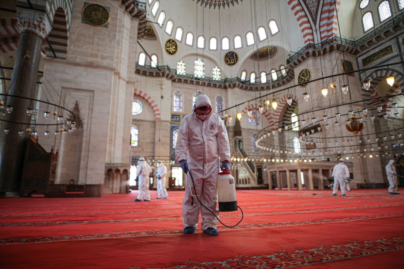 İstanbul'da ibadete açılacak camiler dezenfekte ediliyor