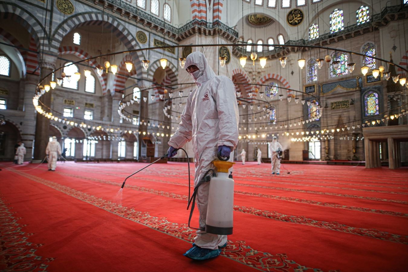 İstanbul'da ibadete açılacak camiler dezenfekte ediliyor