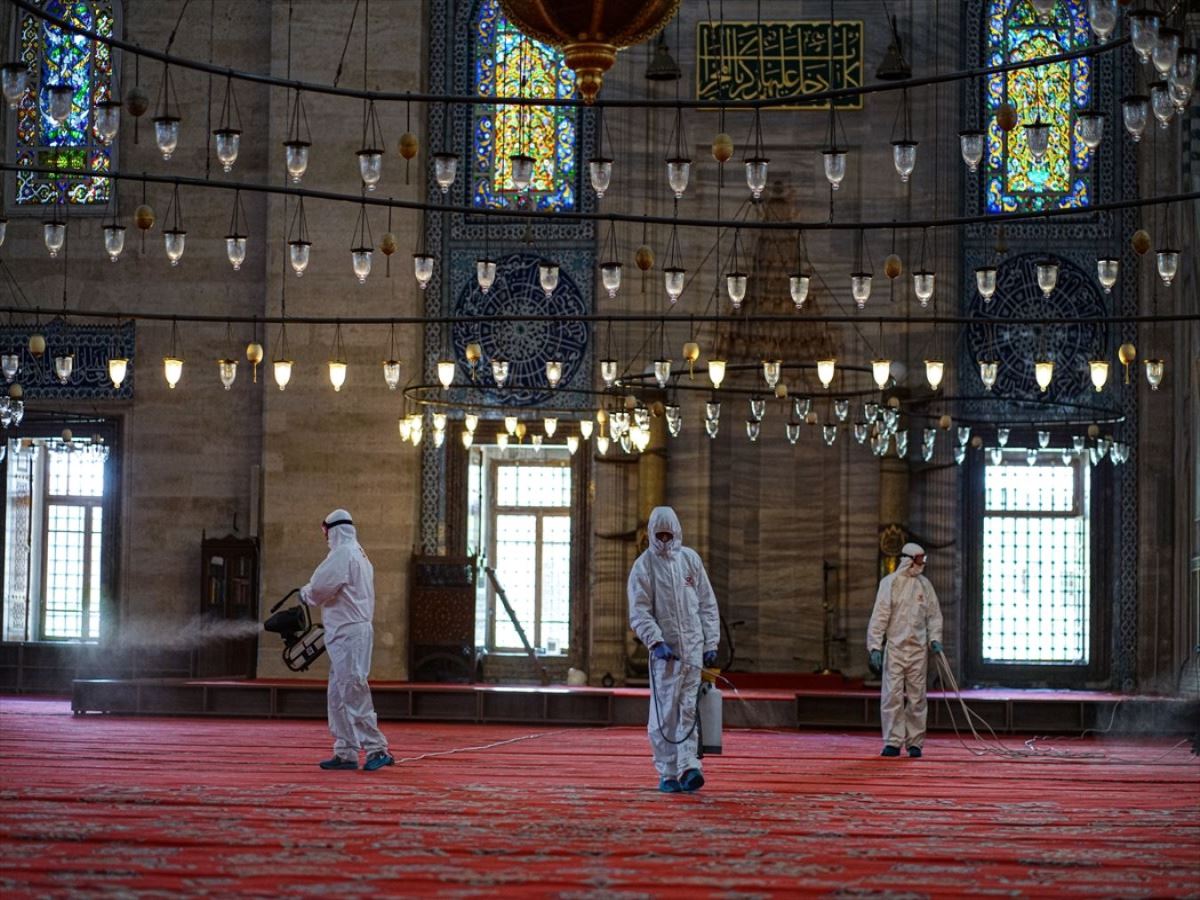 İstanbul'da ibadete açılacak camiler dezenfekte ediliyor