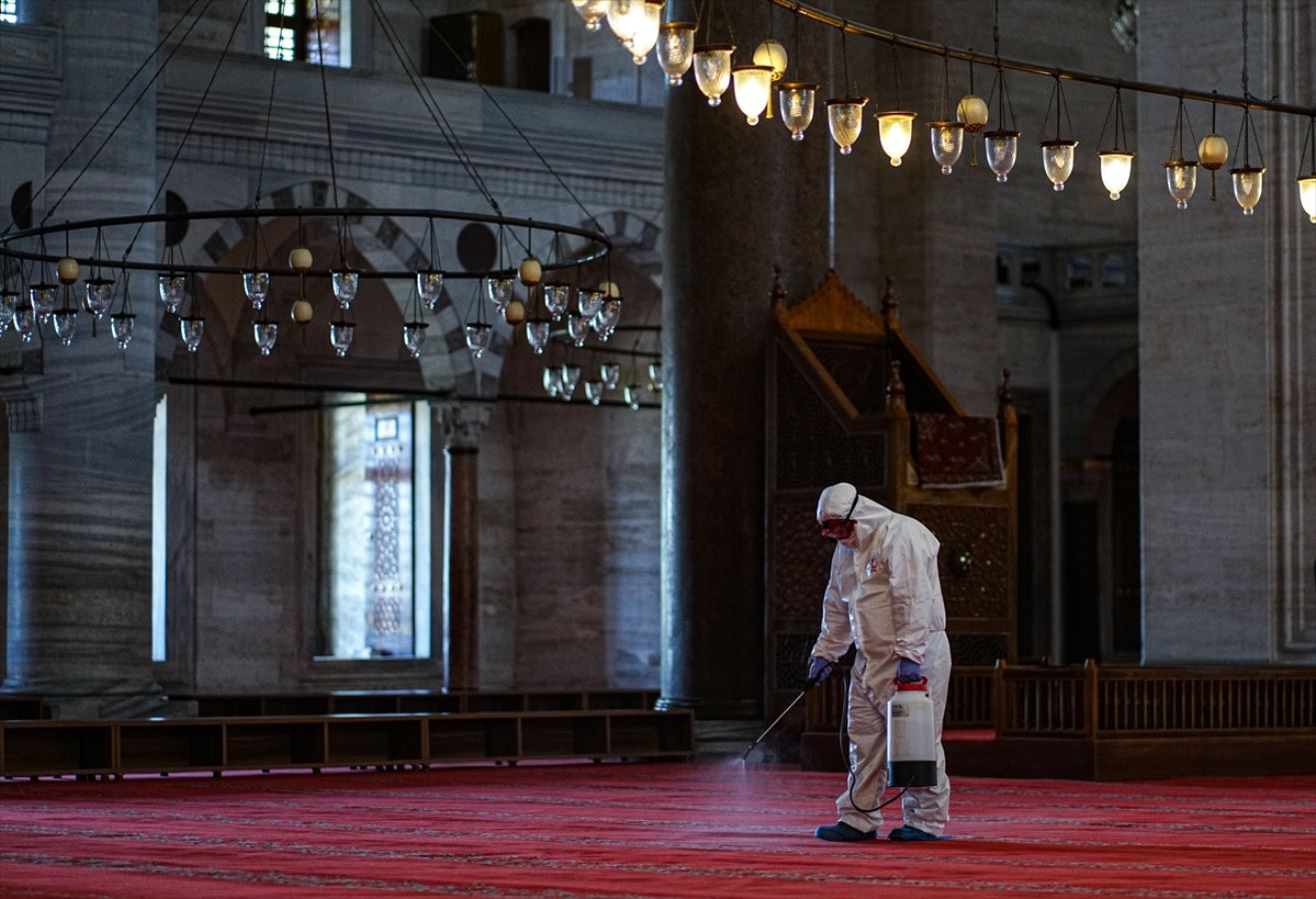 İstanbul'da ibadete açılacak camiler dezenfekte ediliyor