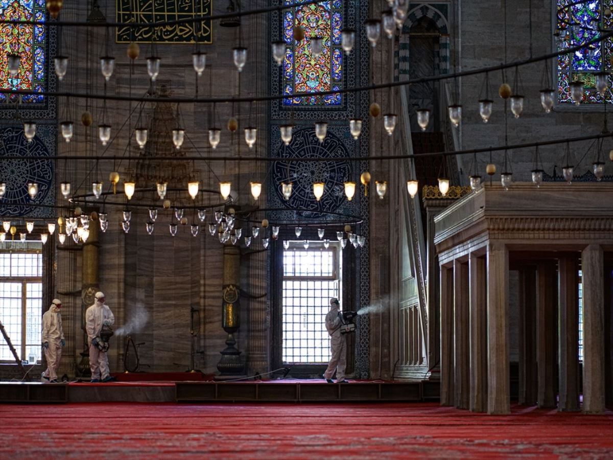 İstanbul'da ibadete açılacak camiler dezenfekte ediliyor