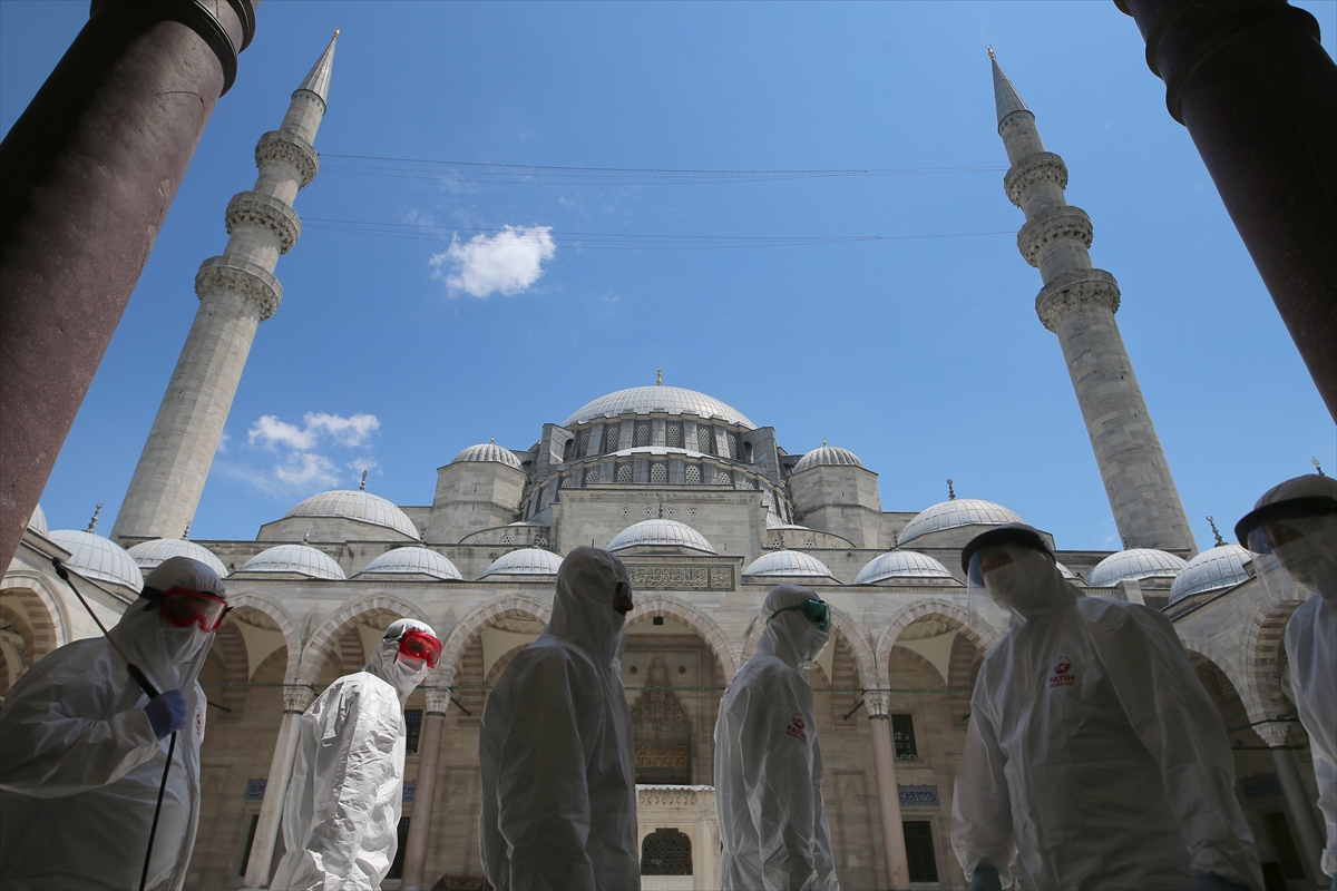 İstanbul'da ibadete açılacak camiler dezenfekte ediliyor