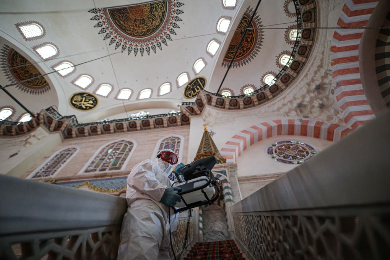 İstanbul'da ibadete açılacak camiler dezenfekte ediliyor