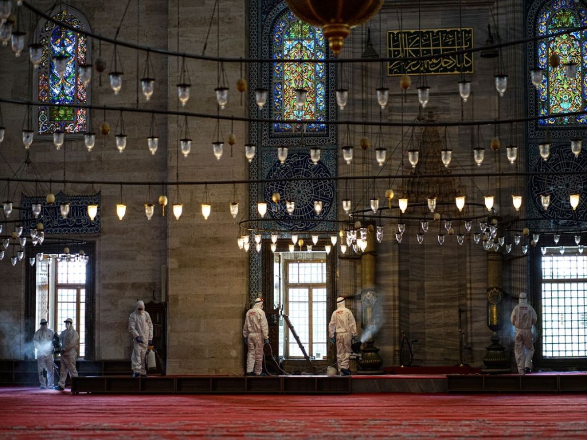 İstanbul'da ibadete açılacak camiler dezenfekte ediliyor