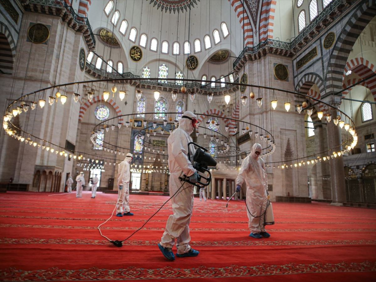 İstanbul'da ibadete açılacak camiler dezenfekte ediliyor