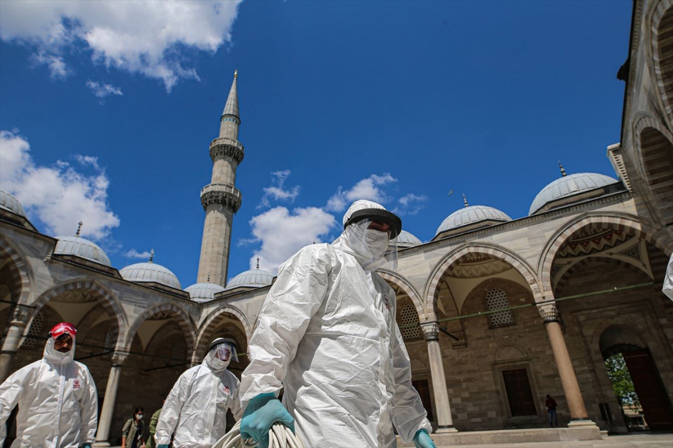 İstanbul'da ibadete açılacak camiler dezenfekte ediliyor