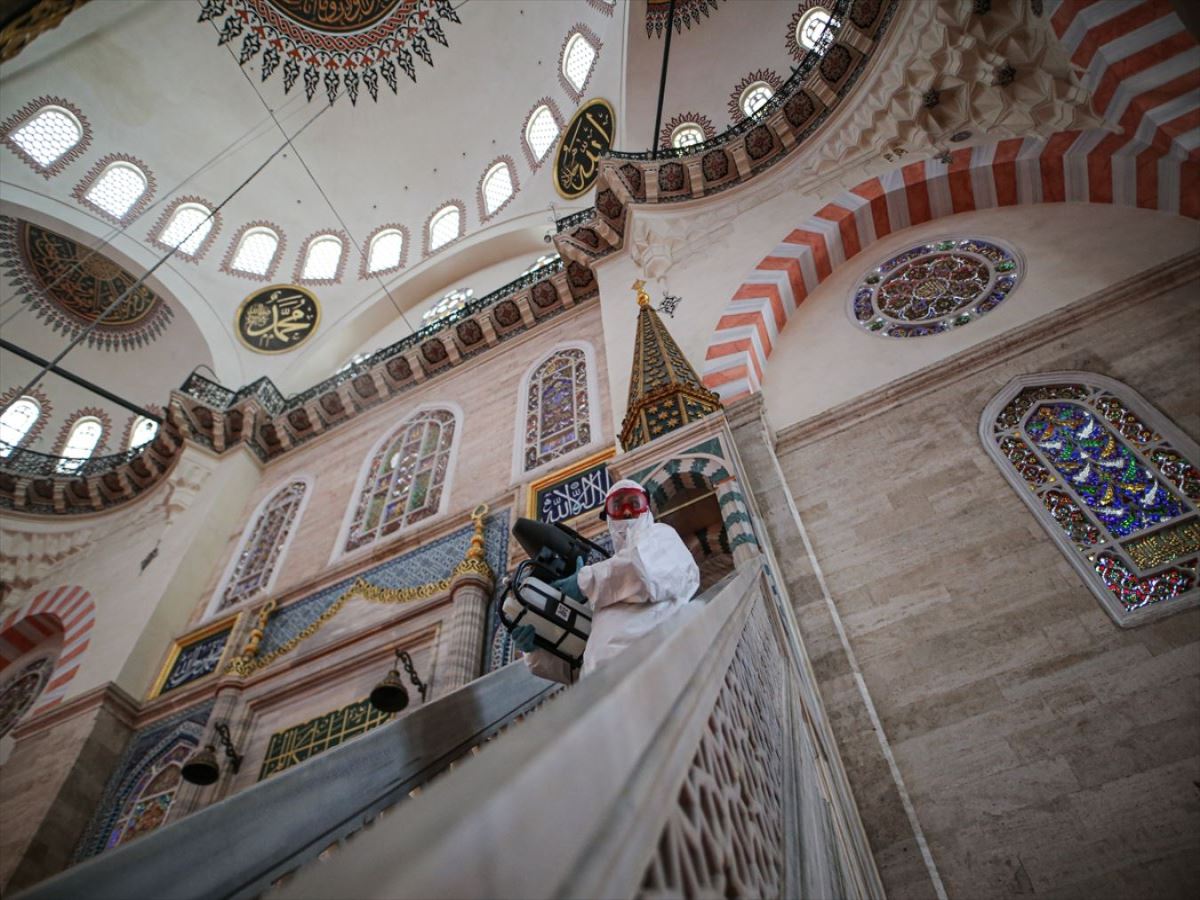 İstanbul'da ibadete açılacak camiler dezenfekte ediliyor