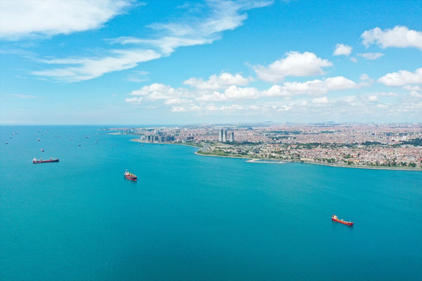 İstanbul Boğazı turkuaz renge büründü