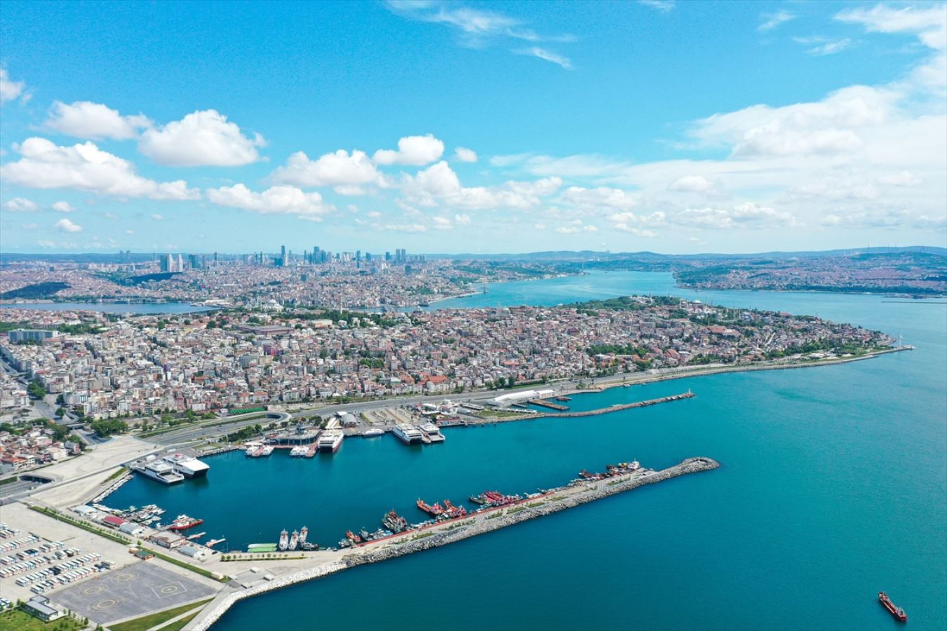 İstanbul Boğazı turkuaz renge büründü