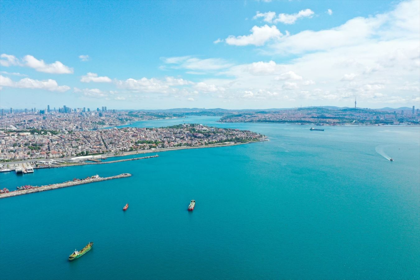 İstanbul Boğazı turkuaz renge büründü