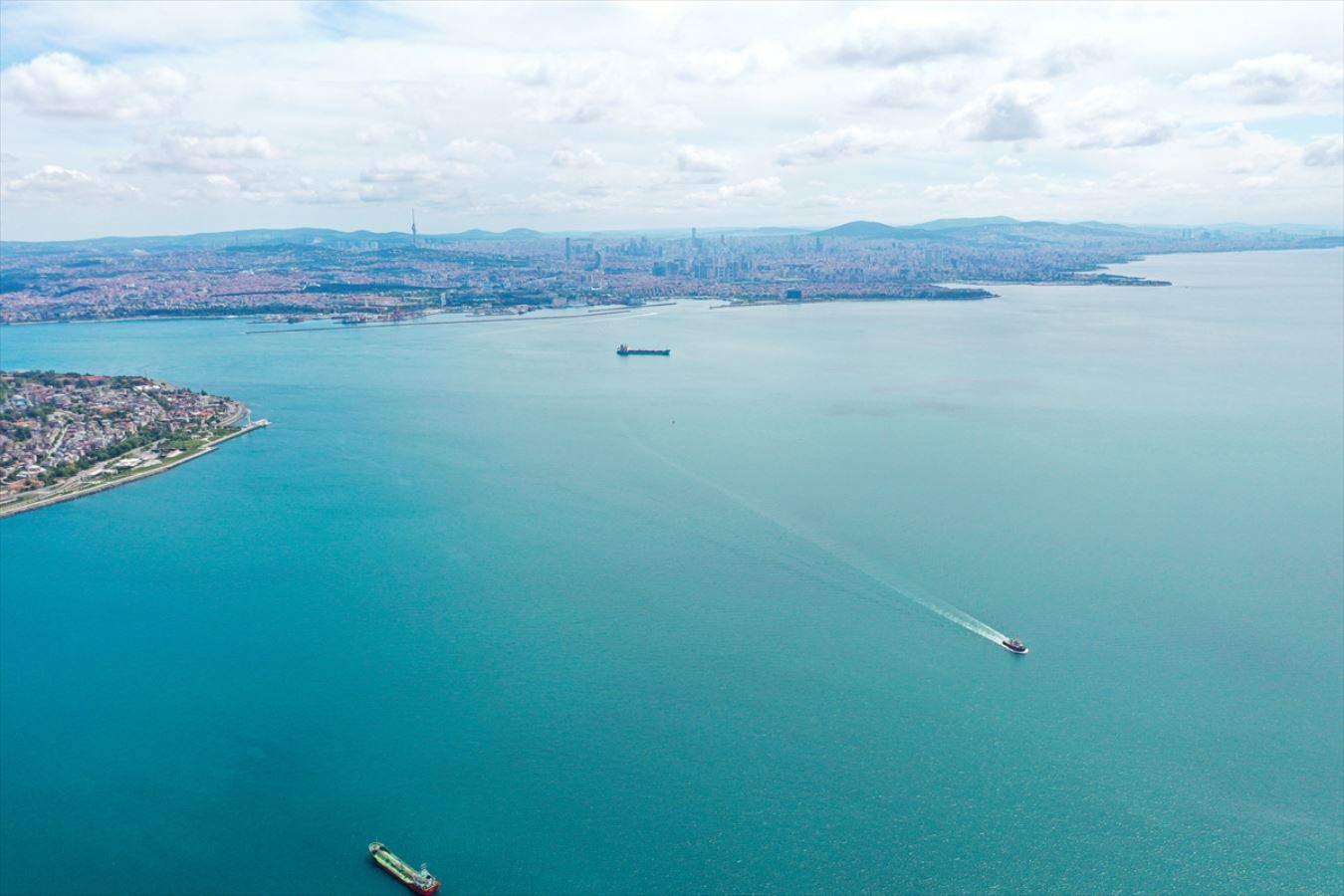 İstanbul Boğazı turkuaz renge büründü