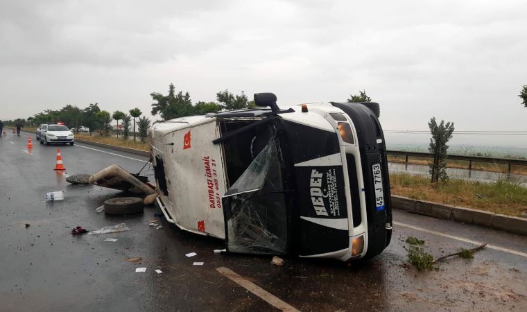 Manisa ve İzmir'de işçileri taşıyan servisler devrildi: 20 yaralı