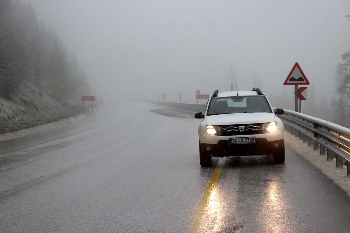 Ilgaz Dağı mayıs sonunda yağan karla beyaza büründü