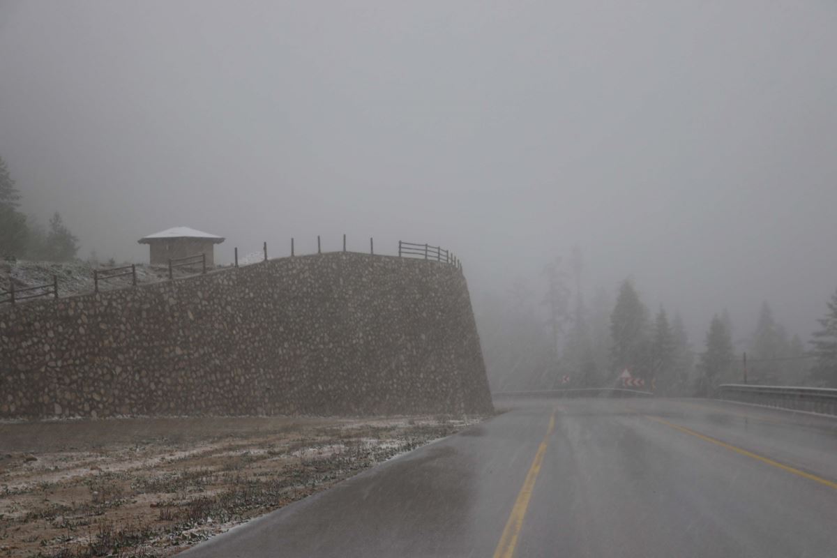 Ilgaz Dağı mayıs sonunda yağan karla beyaza büründü