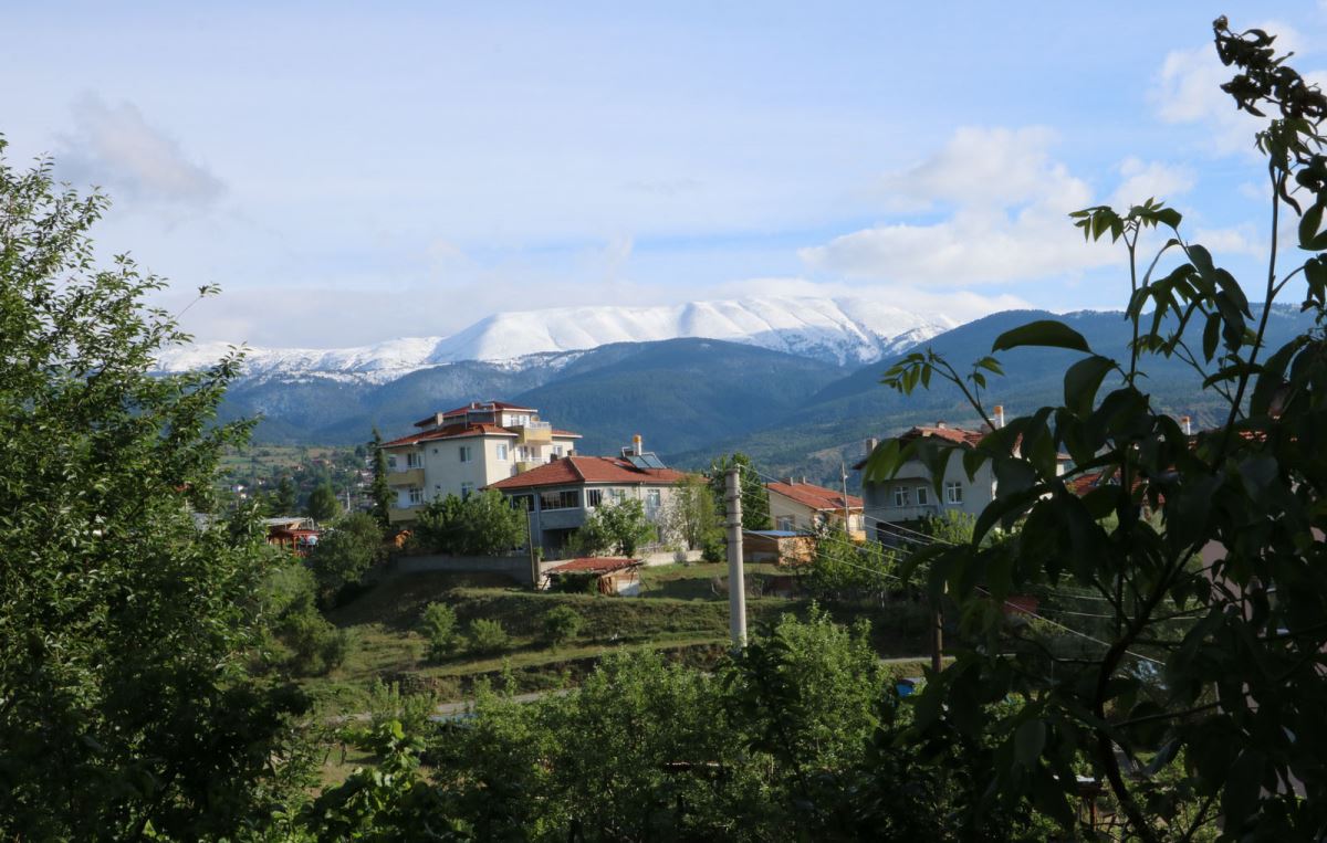 Ilgaz Dağı mayıs sonunda yağan karla beyaza büründü