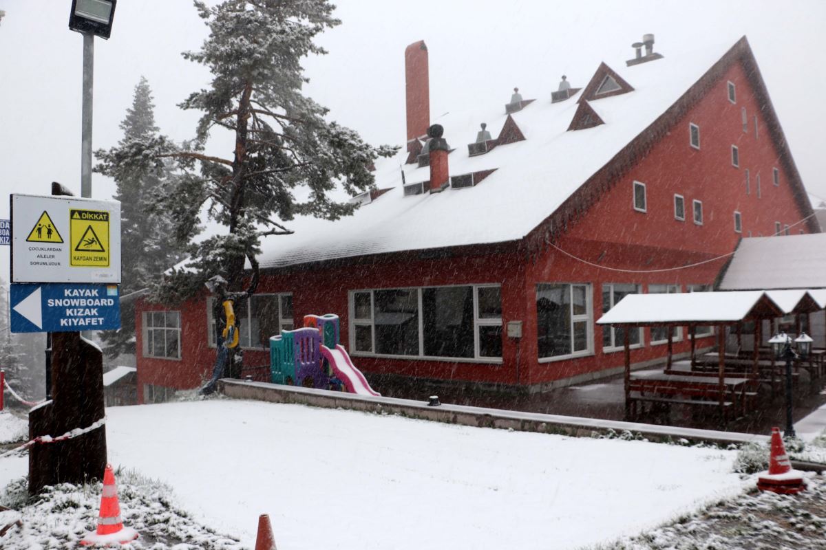 Ilgaz Dağı mayıs sonunda yağan karla beyaza büründü