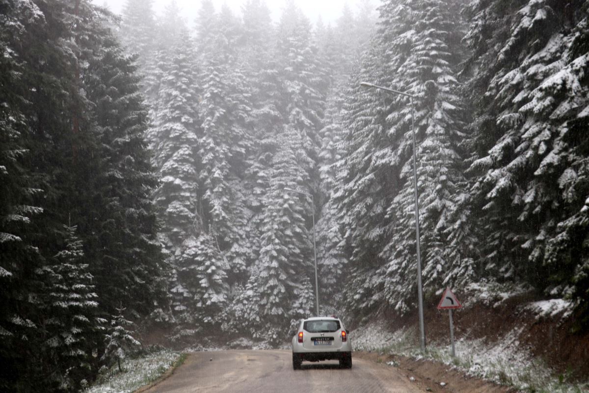 Ilgaz Dağı mayıs sonunda yağan karla beyaza büründü