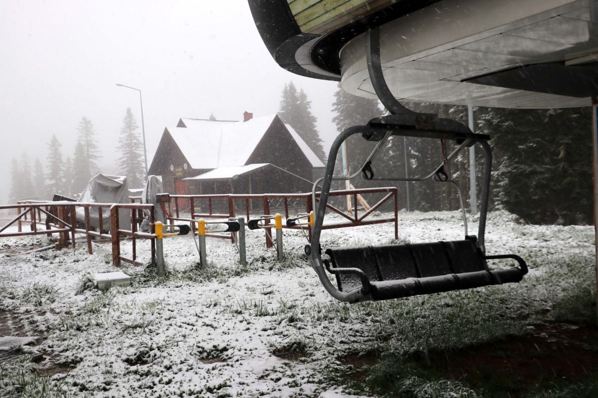 Ilgaz Dağı mayıs sonunda yağan karla beyaza büründü