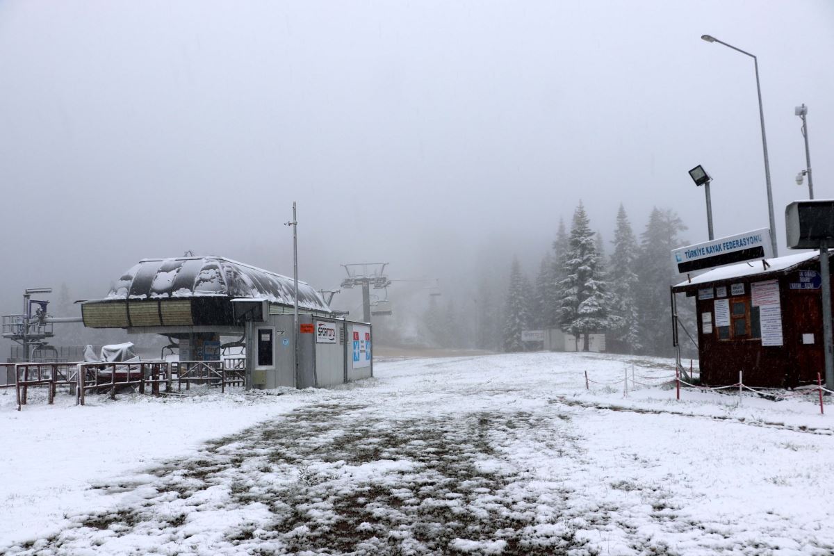 Ilgaz Dağı mayıs sonunda yağan karla beyaza büründü