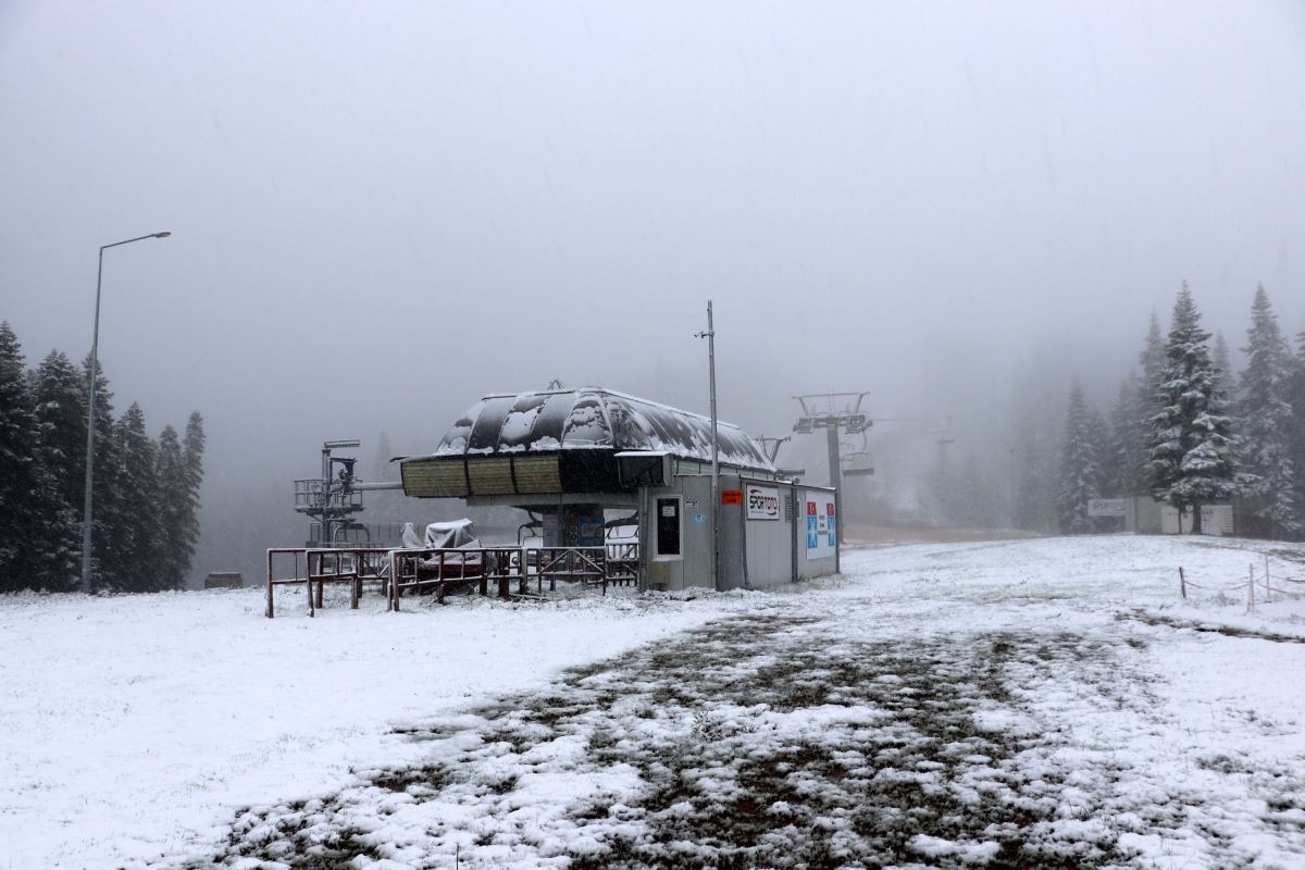 Ilgaz Dağı mayıs sonunda yağan karla beyaza büründü