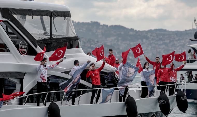 Selamlamada 'maske' unutuldu, mesafe kuralına uyulmadı