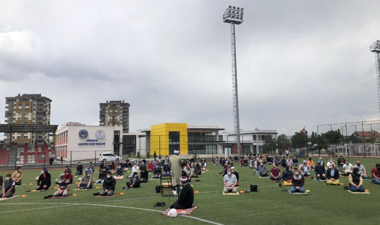 Futbol sahasında Cuma namazı