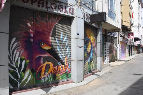 Kepenkler kapandı, grafitiler ortaya çıktı