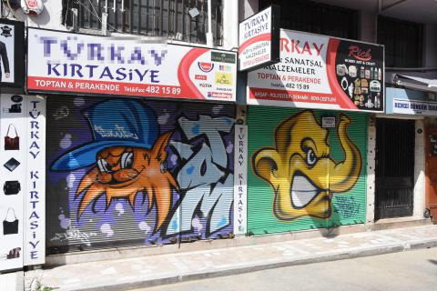 Kepenkler kapandı, grafitiler ortaya çıktı