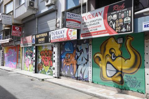 Kepenkler kapandı, grafitiler ortaya çıktı