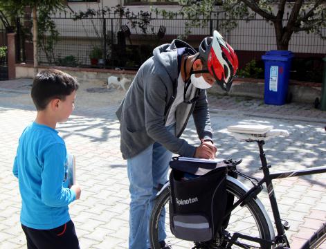 Bisikletiyle 17 öğrencisine her hafta hikaye kitabı dağıtıyor